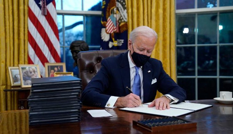 Biden firma orden ejecutiva para revisar los protocolos de protección al migrante
